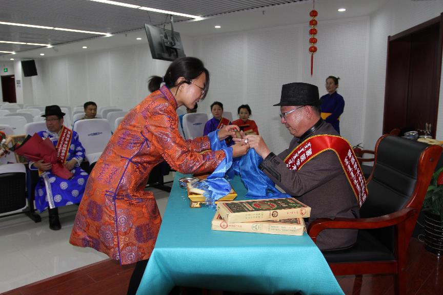 鄂尔多斯市蒙医医院举行自治区,市级第三批老蒙医药中医药专家学术